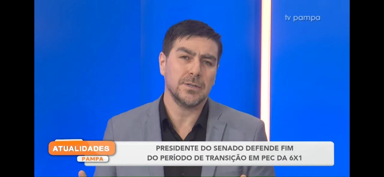 Fernando Zanuzo no ar durante o programa Atualidades Pampa, da TV Pampa