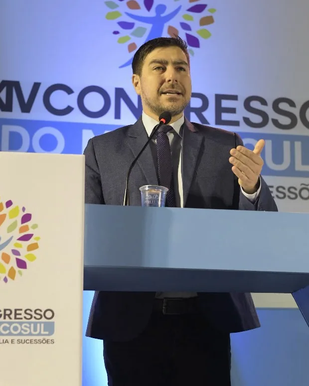 Fernando Zanuzo de terno e gravata ao púlpito, conduzindo a cerimônia do XIV Congresso do Mercosul