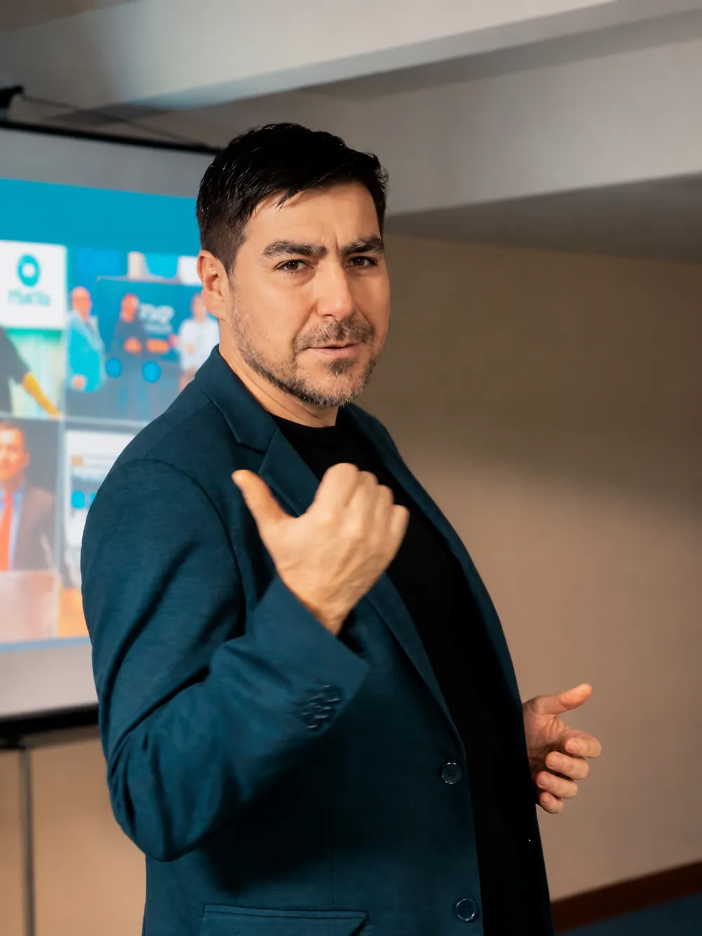 Fernando Zanuzo apresentando diante de uma tela de projeção
